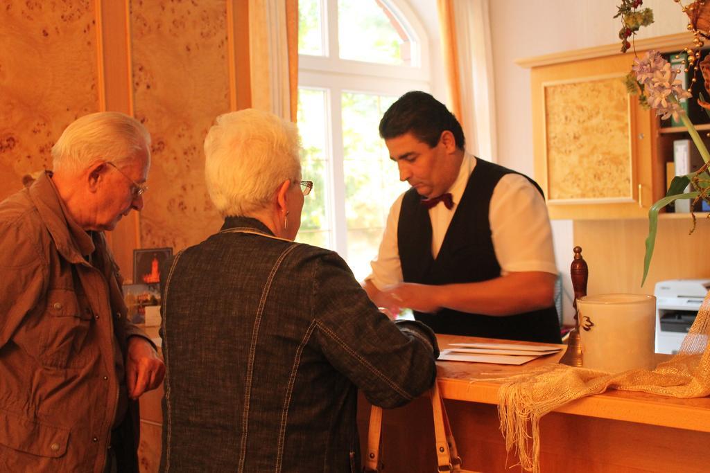 Crivitz Hotel Und Restaurant Waldschloesschen מראה חיצוני תמונה